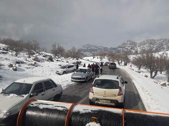 امدادرسانی راهداران قزوین به ۸ خودروی گرفتار در برف