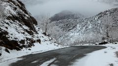 آغاز بارش برف در گردنه‌های کوهین و الموت/ انجام عملیات برف‌روبی در جاده‌های استان
