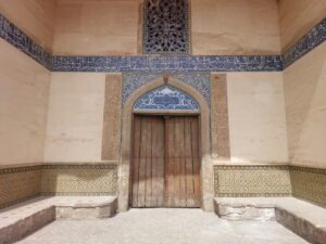 طراحی و نصب مجدد کاشی‌کاری سردر عالی‌قاپو قزوین بر اساس الگوی صفوی