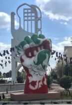 ساخت المان های شهری با مواد بازیافتی به مناسبت جنگ رمضان در شهر محمدیه استان قزوین/مشت گره کرده رهبری پیام ایستادگی، مقاومت و همبستگی است