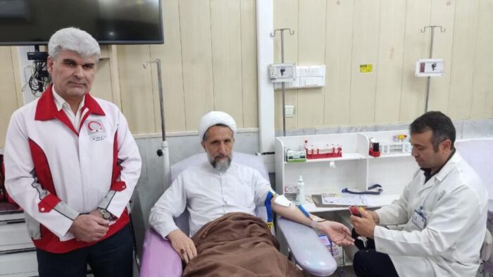 امام جمعه قزوین در راستای ترویج فرهنگ خونرسانی و ضمانت سلامتی جامعه خون اهدا کردند