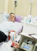اهدا خون توسط استاندار قزوین در آستانه سالروز تاسیس سازمان انتقال خون