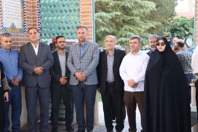 تجدید میثاق خادمان مردم با آرمان‌های شهدا در طلیعه هفته دولت / گلزار شهدای گمنام محمدیه با حضور شهردار، اعضای شورای شهر و مسوولان بخش عطرآگین شد