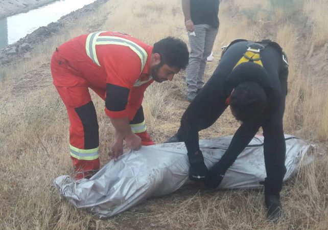جسد فرد غرق شده در کانال قزوین ،از آب خارج شد