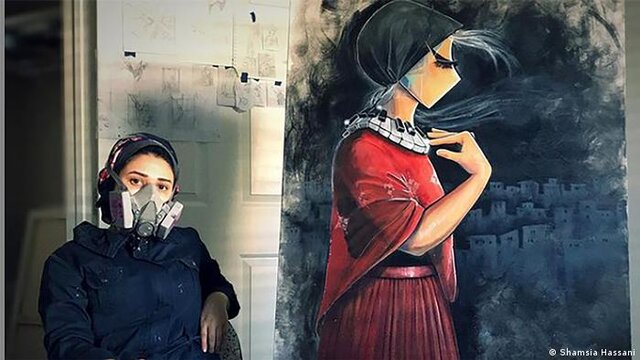 زن افغان که دغدغه های مردمش را بر دیوارها نقاشی می کند