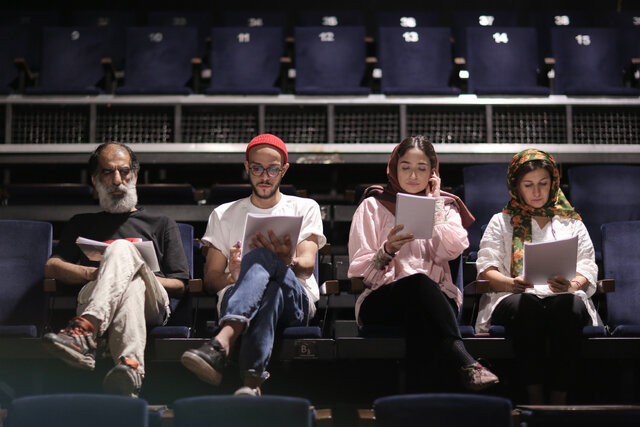نگار جواهریان، لیلی رشیدی و علی باقری روی صحنه می‌روند/رمضان برای اولین بار در نمایشی به کارگردانی خودش بازی می‌کند