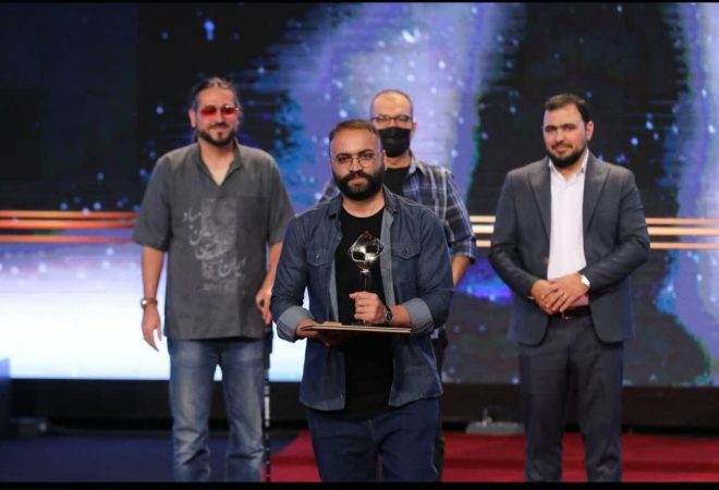 تندیس برگ زرین جشنواره فیلم کوتاه در دستان احسان میرزایی هنرمند قزوینی