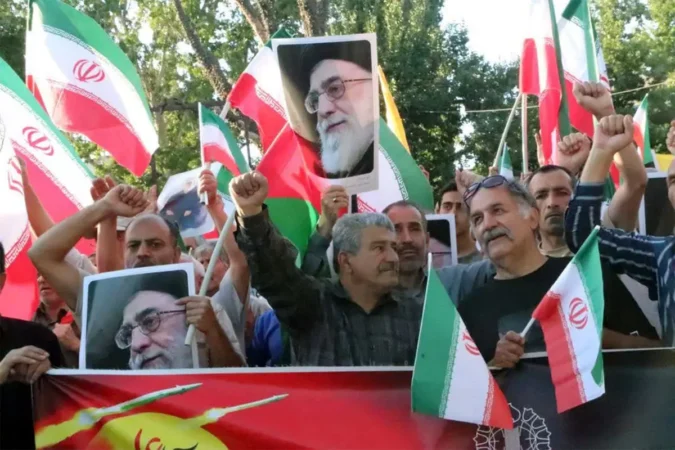 تجمع پر شور مردم قزوین در حمایت از عملیات «بشارت فتح» تجمع پر شور مردم قزوین در حمایت از عملیات «بشارت فتح»