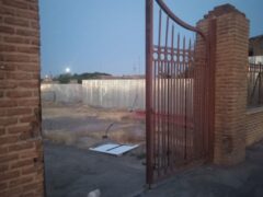 جمع‌آوری بنر نصب‌شده در ورودی محوطه گاراژ اقتصاد مجموعه دولتخانه صفوی قزوین