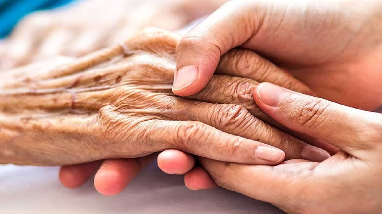توزیع بیش از ۲۲۰۰ بسته پوشینه ویژه سالمندان و بیماران زمین گیر در قزوین